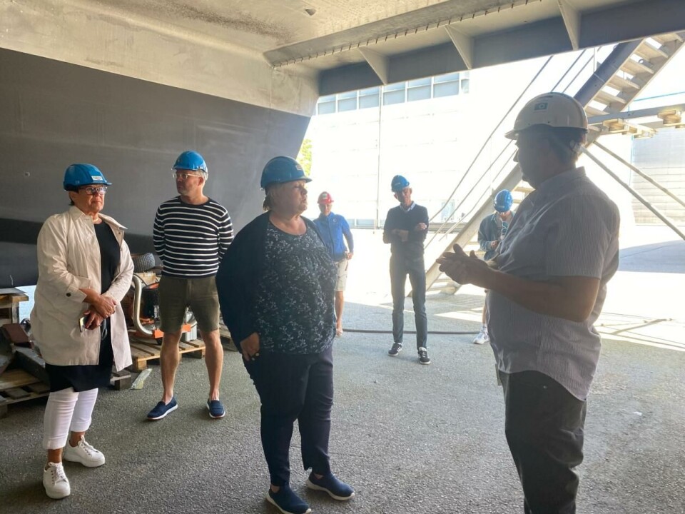 Erna Solberg besøkte Umoe Mandal 6. august 2022. Her er hun under en av Forsvarets båter, som har klare likhetstrekk med Forsvarets minefartøy av Oksøy- og Alta-klassen. Foto: Iselin With Vårøy, Lindesnes avis