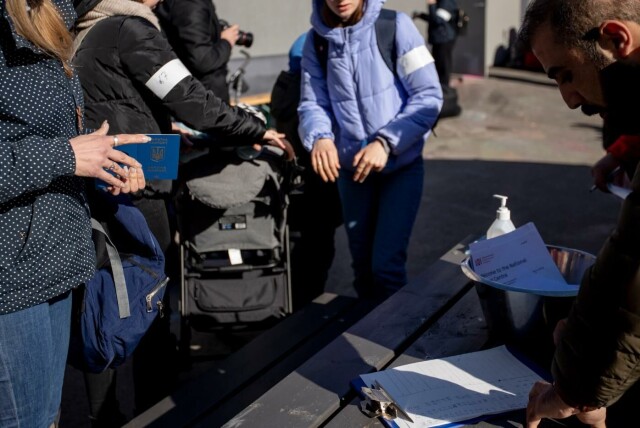 Disse ukrainske flyktningene sto i kø for å registrere seg for norsk politi på Nasjonalt mottakssenter i Råde i slutten av mars. Foto: Javad Parsa / NTB. hovedbilde