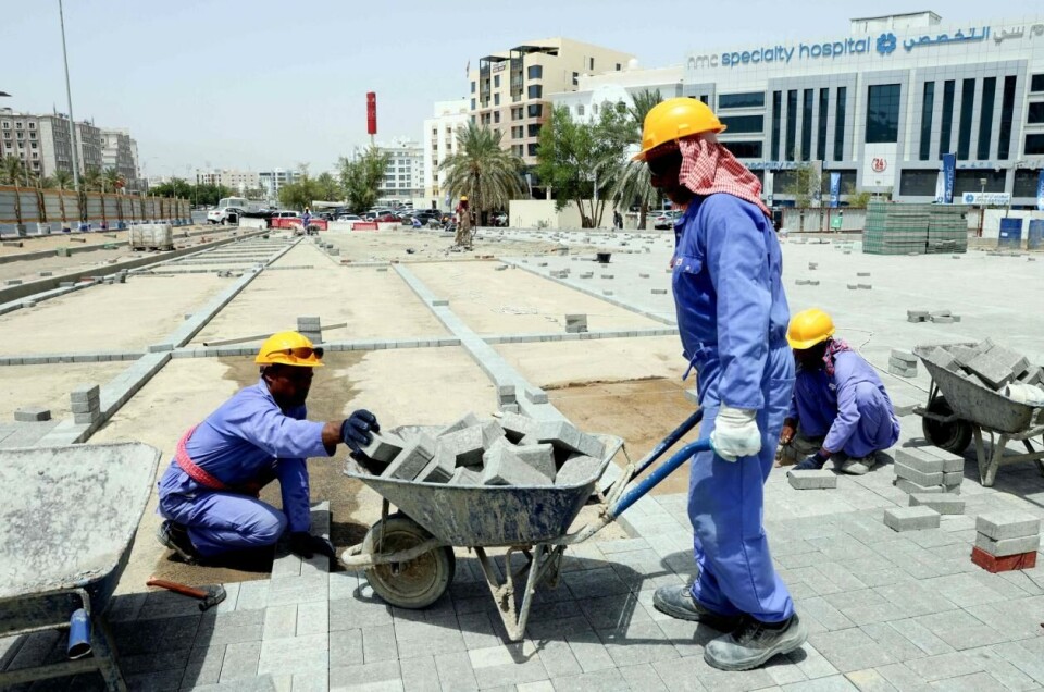 Mange migrantarbeidere i Gulf-statene jobber utendørs under krevende forhold, med ekstrem hete og høy luftfuktighet, som her i Oman. Foto: Mohammed Majhoub / AFP