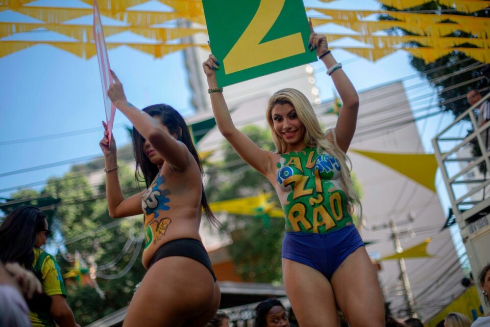 Fans bør merke seg at det ikke er tillatt å fjerne skjorten på stadion, skriver Fifa på den offisielle siden til Qatar-VM. Her feirer brasilianere på gaten i Rio de Janeiro under fotball-VM i 2018. Foto: Mauro Pimentel /AFP