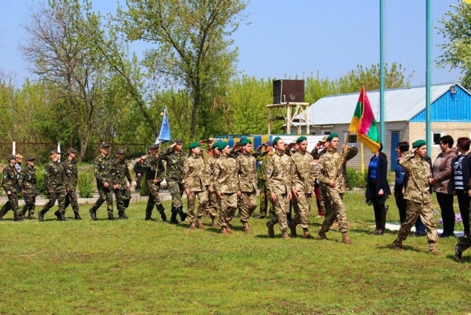 Ungdom marsjerer under et Dzhura-arrangement i 2019. Arrangementet har tydelig militært og patriotisk preg, men Faktisk.no har ikke funnet koblinger til nazisme. Foto: Liman bystyre.
