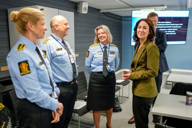 Politimester Ida Melbo Øystese og arbeids- og inkluderingsminister Tonje Brenna samt lederne for to av de tre geografiske driftsenhetene som fremover skal prioriteres: Gry Lene Sem (Enhet vest) og John Roger Lund (Enhet øst). Foto: Cornelius Poppe / NTB hovedbilde