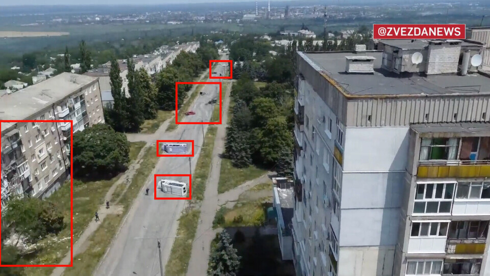 Videoen russiske myndigheter bruker for å bevise at det ikke har vært ødeleggelser av sivile bygg i Lysytsjansk, viser selv ødeleggelser på sivile bygg i Lysytsjansk. Skjermbilde: TV Zvezda.