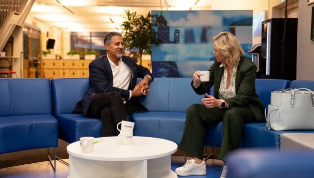 En litt annen stemning utenfor studioet til Politisk kvarter i NRK, fem år etter at Abid Raja mente Fremskrittspartiet drev med brun propaganda. Foto: Amanda Iversen Orlich / NRK hovedbilde
