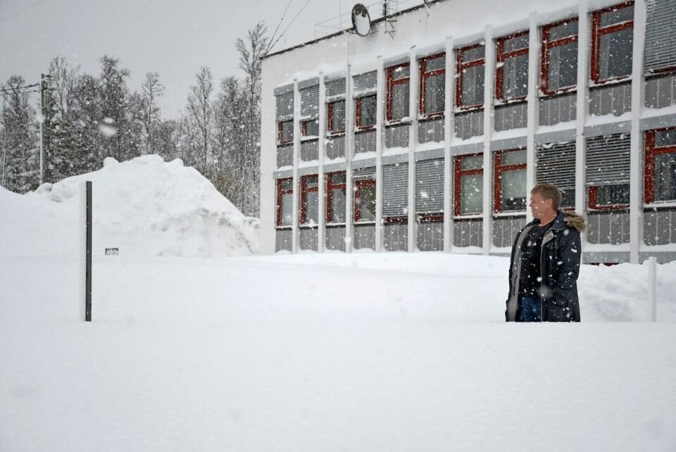 Snødybden i Tromsø har blitt målt daglig siden 1921. Meteorologisk konsulent ved Meteorologisk institutt, Rune Skoglund, kunne 31. mars 2020 konstatere at målestaven viste at det hadde kommet mye snø de siste dagene. Foto: Rune Stoltz Bertinussen / NTB.