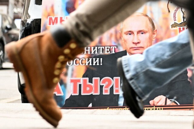 Et bilde av president Vladimir Putin med teksten «Vi er med ham for Russlands suverenitet. Og du?» foran Dumaen i Moskva 24. februar. Foto: Kirill Kudryavtsev / AFP. hovedbilde