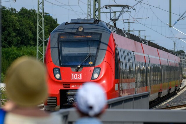 IKKE FYSISK KRAFT: Det er lett å tenke at kraften som skal forsyne togselskapet Deutsche Bahn vil svekke norsk forsyningssikkerhet. Avtalene påvirker imidlertid ikke strømeksporten fra Norge. Foto: Klaus-Dietmar Gabbert / NTB. Tog fra Deutsche Bahn.
