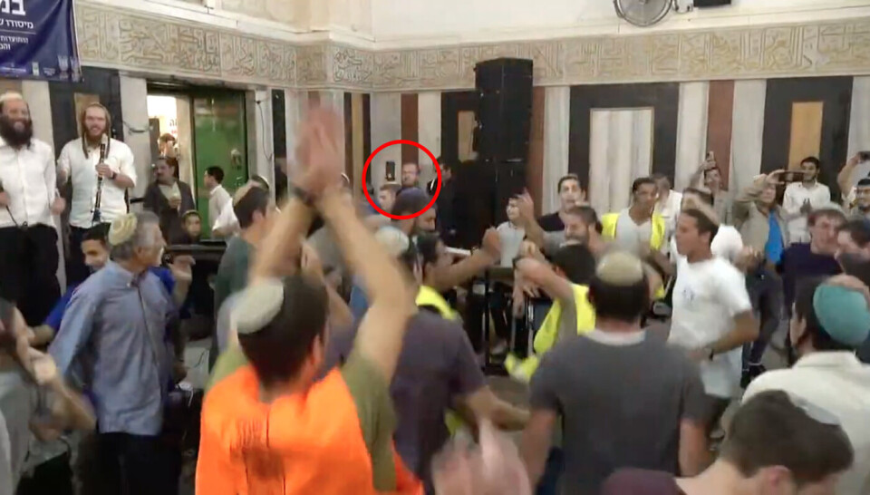 Dansingen sett fra en annen vinkel. Rød ring viser vedkommende som filmer den aktuelle videoen. Skjermdump: Hebron Israel/YouTube