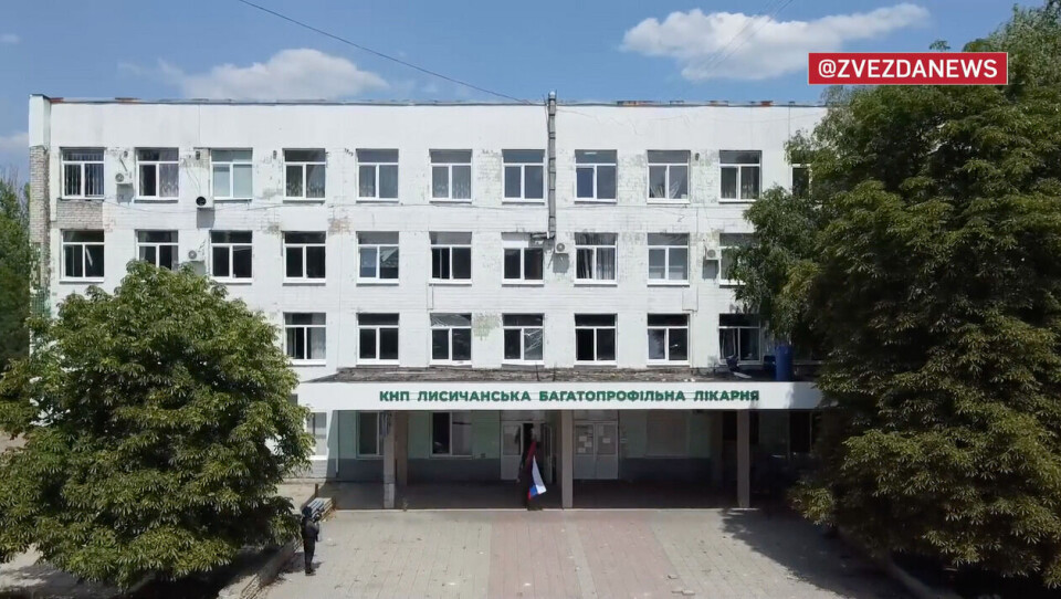 I videoen vises det fram et uskadet sykehus. Baksiden får vi ikke se. Skjermbilde: TV Zvezda.