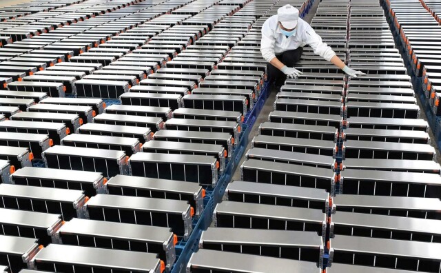 En arbeider jobber med produksjon av elbilbatterier ved Xinwangda Electric Vehicle Battery Co. Ltd, i Nanjing i Kina. Foto: AFP / NTB. hovedbilde