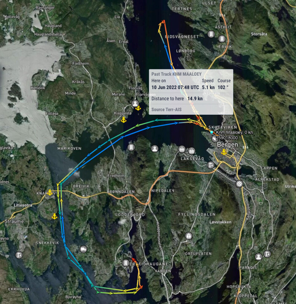 Også «KNM Måløy» (M342) av Oksøy-klassen er registrert flere ganger ved Haakonsvern i perioden. Skjermdump: Marine Traffic