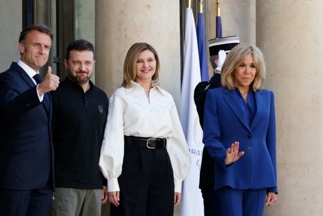 Emmanuel (t.v.) og Brigitte Macron (t.h.) sammen med Volodomyr Zelenskyj og konen Olena Zelenska i Paris 7. juni. Foto: Ludovic MARIN / AFP via NTB hovedbilde