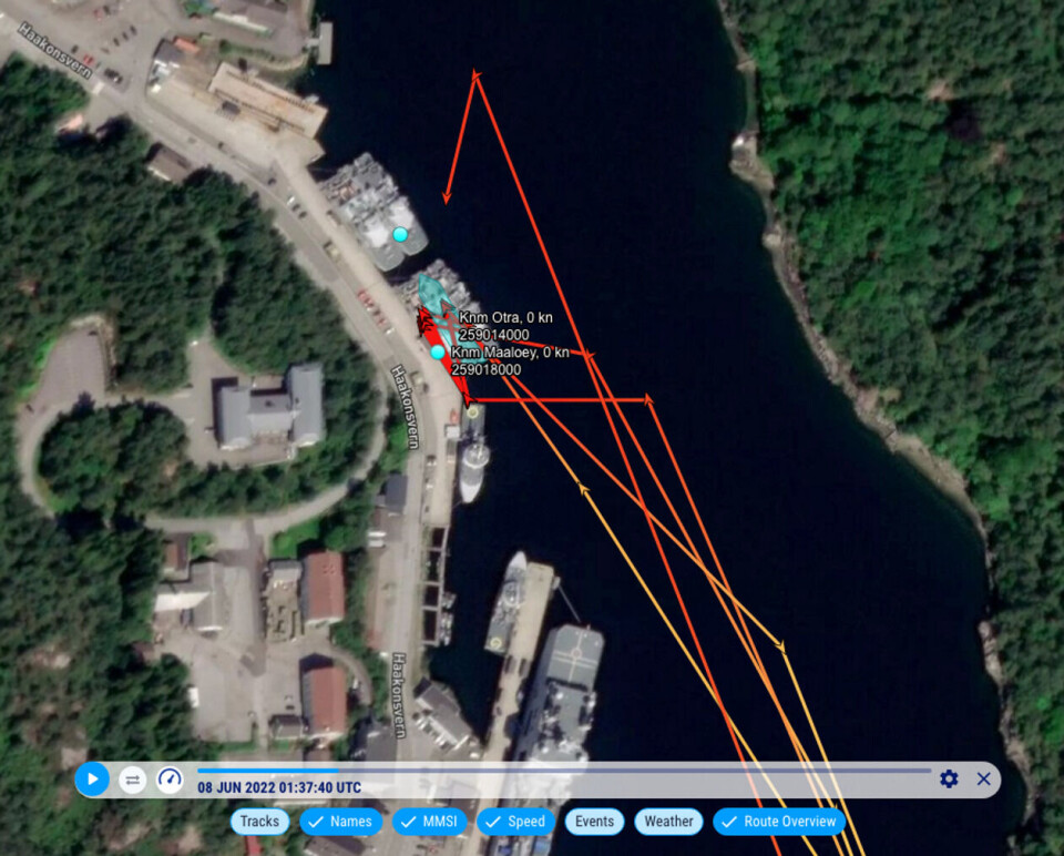 «KNM Otra» av Alta-klassen og «KNM Måløy» av Oksøy-klassen ved Haakonsvern 8. juni. Her har vi valgt et satellittbilde som bakgrunnskart, og vi ser at minefartøyene ser ut til å ha «fast plass» ved denne kaien.