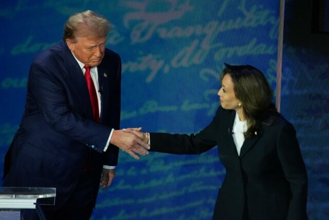 Donald Trump og Kamala Harris hadde aldri møtt hverandre før nattens debatt. Her hilser de på hverandre for første gang. Foto: AP Photo/Alex Brandon hovedbilde
