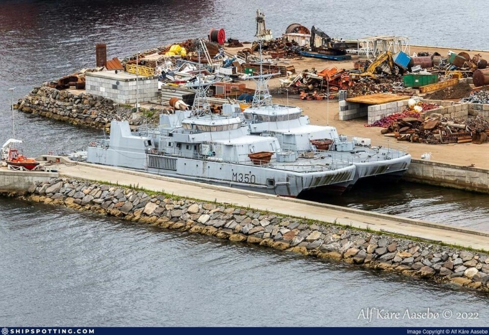 «KNM Alta» (M350) av Alta-klassen og «KNM Karmøy» av Oksøy-klassen har vært ute av tjeneste i mange år. Her ligger de ved Hanøytangen i juli 2022. Foto: Alf Kåre Aasebø