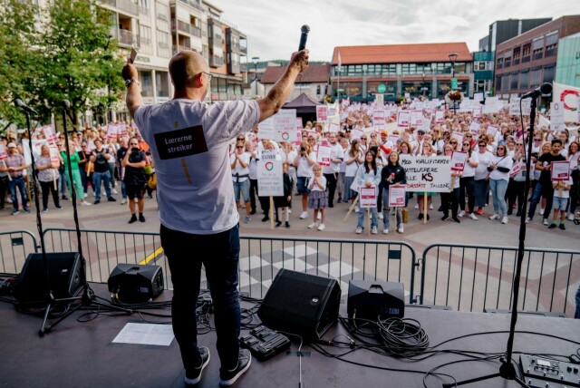 Leder i Utdanningsforbundet, Steffen Handal, holder appell under en streikemarkering på Lillestrøm Torv. Foto: Stian Lysberg Solum / NTB. hovedbilde