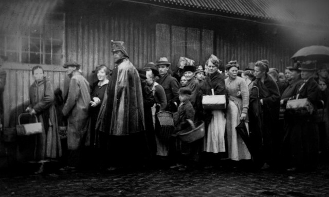 Folk i kø for matvarer ved et utsalg på Grønland i Kristiania i regi av Provianteringsrådet i 1919. Foto: Narve Skarpmoen / Oslo Byarkiv. hovedbilde