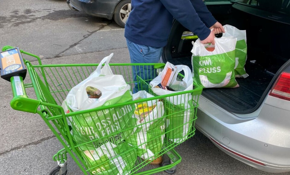 Hvilket transportmiddel man bruker til butikken, kan også ha noe å si for om man har med seg egen handleveske til butikken. Studien fra OsloMet viste at i Tyskland, hvor mange kjører til butikken, hadde 79 prosent med seg egen handleveske. Foto: Erik Johansen / NTB