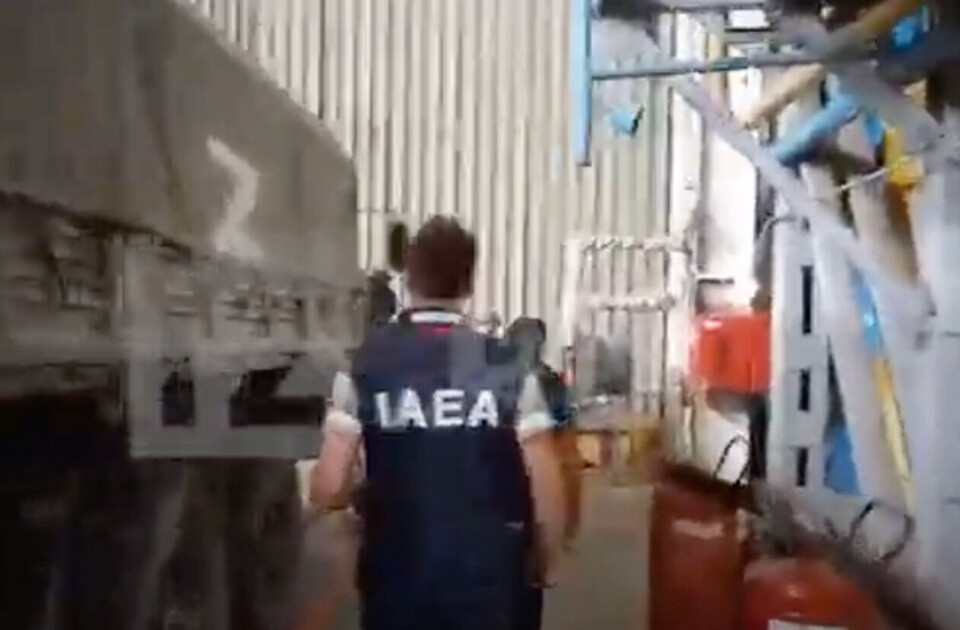 I august 2022 verifiserte Faktisk Verifiserbar en video som viste IAEA på inspeksjon ved det okkuperte atomkraftverket i Zaporizjzja. Videoen viste inspektører passere russiske militære kjøretøy inne i en bygning på området. Foto: Skjermdump av video