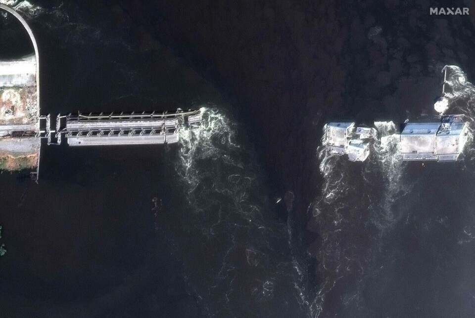 Slik så den kollapsede Nova Kakhovka-demningen, sør i Kherson Oblast, ut etter ødeleggelsene i juni 2023. Foto: Maxar Technologies / NTB Scanpix