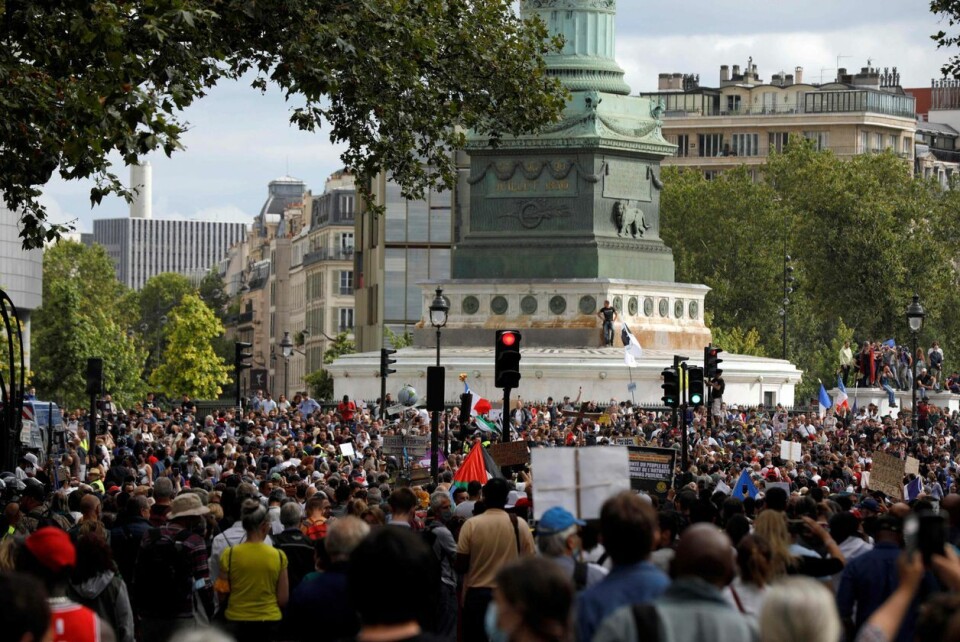 STORE PROTESTER: Mange demonstrerte mot de franske koronatiltakene i Paris 31. juli. Foto: Geoffroy Van Der Hasselt / AFP Bildet viser store folkemasser i Paris 31. juli.