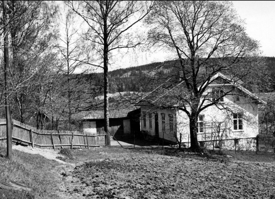 Gamle Rommen skole i Groruddalen i Oslo sto klar i 1861, året etter at fastskolen ble innført. Det ble da pålagt kommunene å etablere faste skolebygg. Tidligere reiste gjerne lærerne rundt fra gård til gård, og ga elevene undervisning på rundgang. Foto: Ukjent / Oslo Byarkiv.