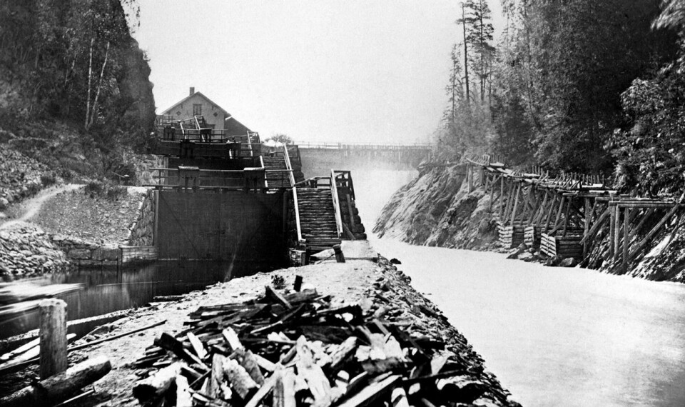 Tømmerfløting ved Krappeto sluser i Haldenvassdraget rundt 1880. Mangesysleriet bidro til å ruste Norge mot økonomiske nedgangstider. Foto: Elis Fahlström / Østfoldmuseene.