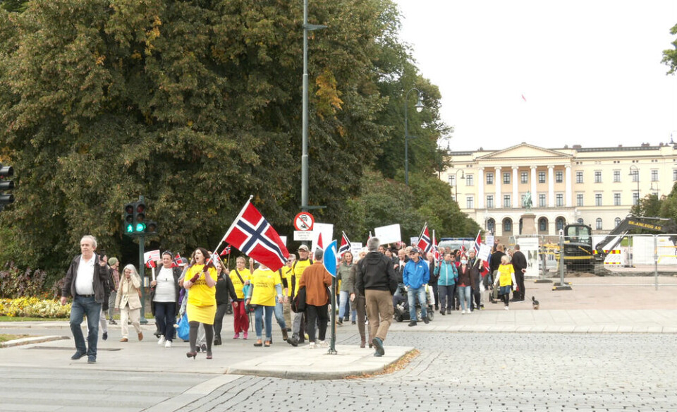 Deltakerne i Grunnlovsmarsjen sang nasjonalsangen og ropte slagord til støtte for ytringsfriheten på vei fra Slottet til Stortinget. Foto: Øyvind Bye Skille / Faktisk.no Deltakerne i Grunnlovsmarsjen sang nasjonalsangen og ropte slagord til støtte for ytringsfriheten på vei fra Slottet til Stortinget.