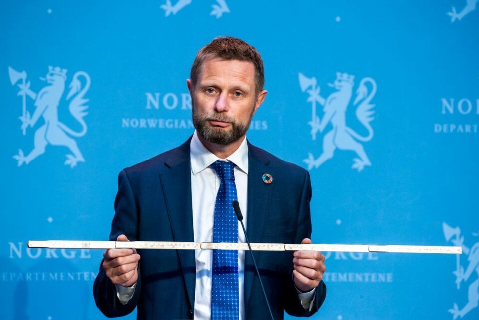 Bent Høie trakk fram tommestokken under pressekonferansen rett før sommerferien i juni for å understreke hvor viktig «meteren» er i kampen mot koronaviruset. (foto: Terje Pedersen / NTB scanpix) Bent Høie trakk fram tommestokken under pressekonferansen rett før sommerferien i juni for å understreke hvor viktig «meteren» er i kampen mot koronaviruset.