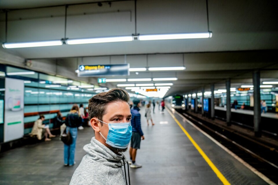 Bruk av munnbind i kollektivtrafikken er noe av det som vurderes også for Norge. (foto: Stian Lysberg Solum / NTB scanpix) Bruk av munnbind i kollektivtrafikken er noe av det som vurderes også for Norge.