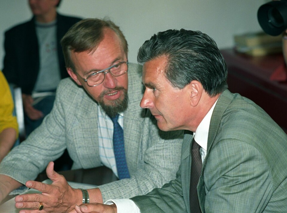 Mange unge husker ham kanskje best fra Tazte Priv-sketsjen «Mann som ikke kan si R», men Reidar Webster (t.h.) var svært sentral i norske lønnsoppgjør. Han var assisterende riksmeklingsmann mellom 1978 og 1988, før han var riksmeklingsmann fra 1988 til 2004. Her i samtale med tidligere LO-leder Yngve Hågensen under lønnsoppgjøret i 1990. Foto: Morten Holm / NTB.