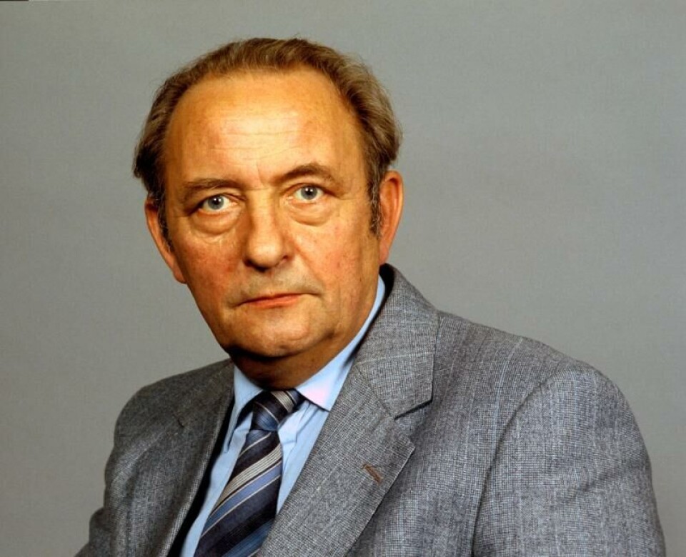 Tidligere kommunal- og arbeidsminister Arne Rettedal (H) beskrives i Stokke sin doktoravhandling som mannen bak «Rettedal-doktrinen» (s. 281). Han var involvert i flere avgjørelser om tvungen lønnsnemnd, men endringen lå i at regjeringen ikke skulle gripe inn i en konflikt for å forhindre arbeidskamp. Staten skulle istedenfor la arbeidskampen få utspille seg før det ble grepet inn. Foto: Bjørn Sigurdsøn / NTB.