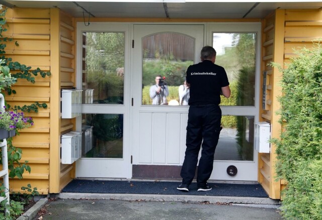 Kriminalteknikere fra politiet på åstedsadressen i Oppegård. Foto: Torstein Bøe / NTB scanpix Kriminalteknikere fra politiet på åstedsadressen i Oppegård.