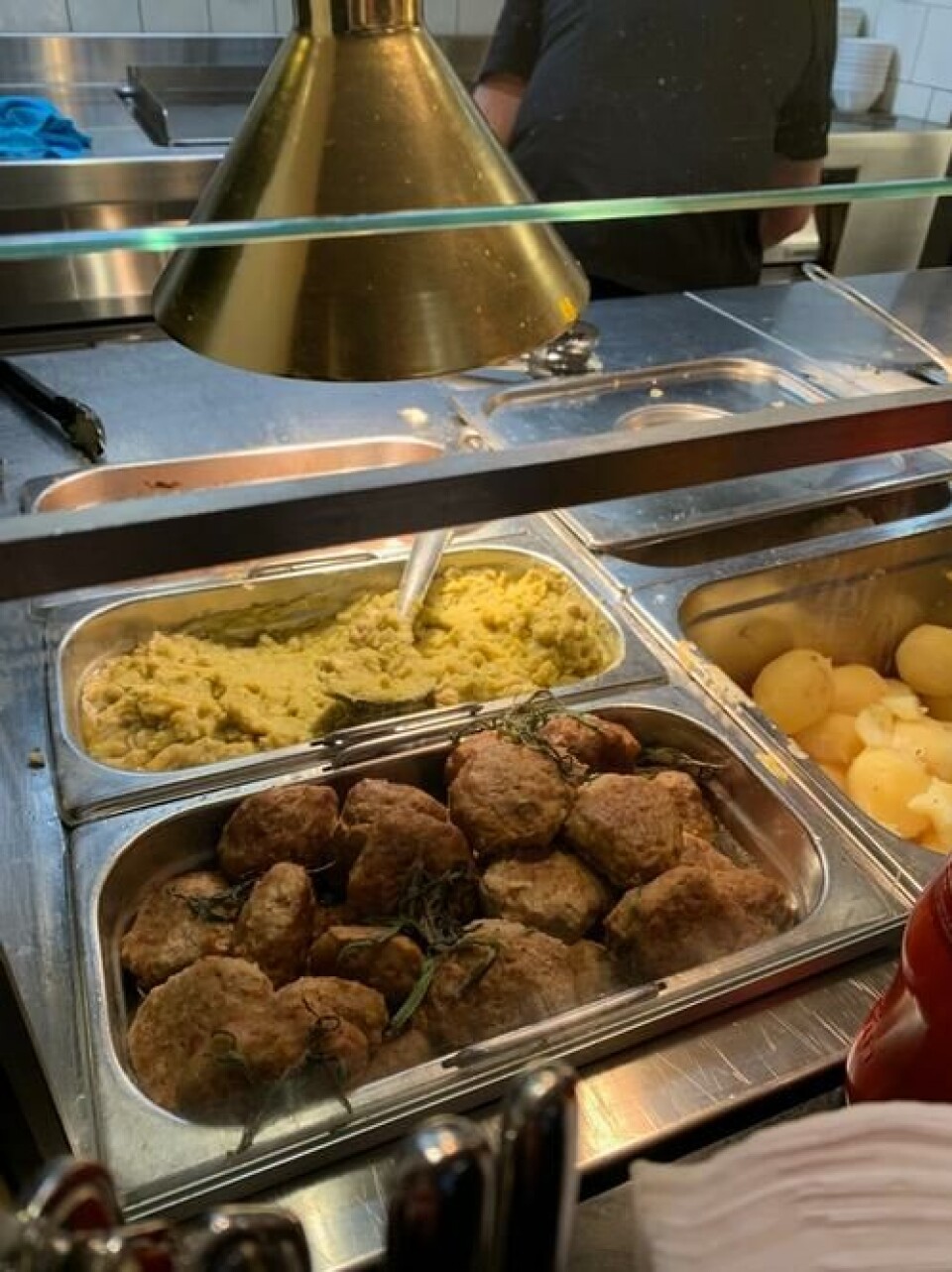 På Kaffistova spiser de fleste gjestene tre kjøttkaker til middag Foto: Tore Bergsaker På Kaffistova spiser de fleste gjestene tre kjøttkaker til middag