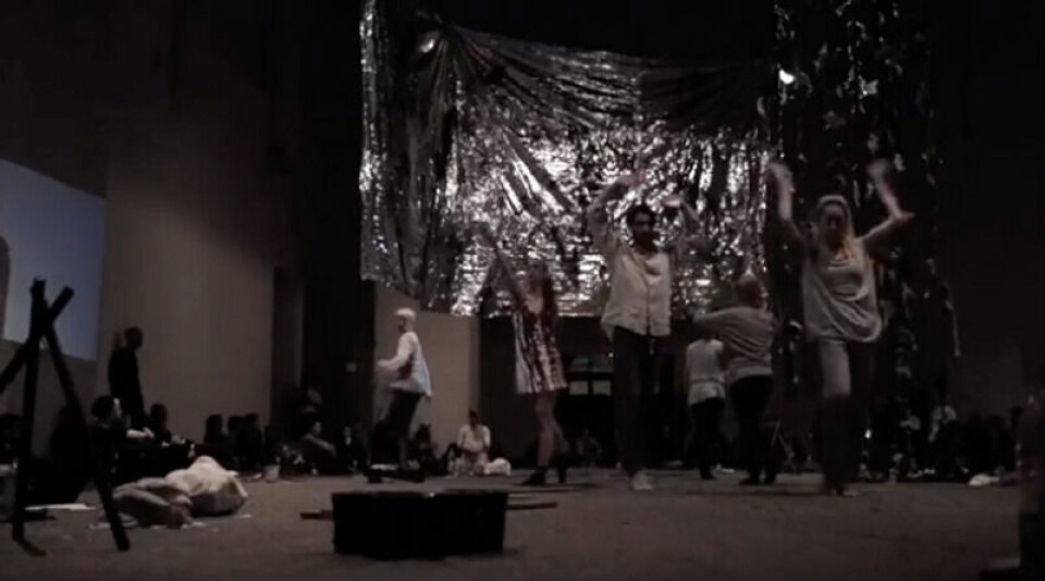 Mårten Spångberg sto bak den sju timer lange forestillingen «Natten» på Black Box teater i 2016. Skjermbilde fra YouTube. Mårten Spångberg sto bak den sju timer lange forestillingen «Natten» på Black Box teater i 2016.