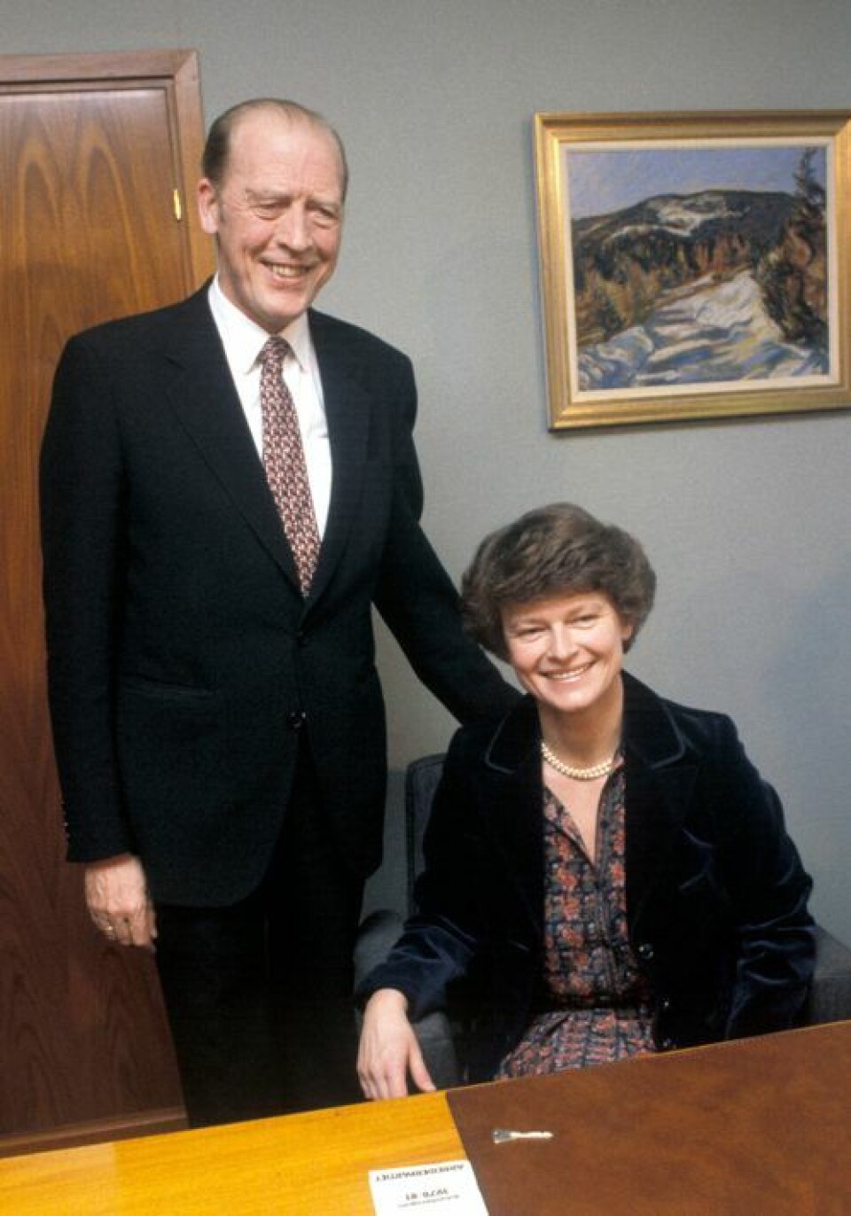 Odvar Nordli (Ap) overlot statsministerstolen til Gro Harlem Brundtland (Ap) 4. februar 1981. Foto: Paul Owesen/NTB scanpix. Odvar Nordli (Ap) overlot statsministerstolen til Gro Harlem Brundtland (Ap) 4. februar 1981. Foto: Paul Owesen/NTB scanpix.