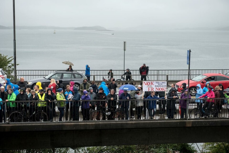 Aksjon mot bomringen på Bybrua i Stavanger. Flere har møtt opp for å stenge trafikken på broen som går fra Stavanger til Hundvåg. Foto: Carina Johansen / NTB Scanpix Aksjon mot bomringen på Bybrua i Stavanger. Flere har møtt opp for å stenge trafikken på broen som går fra Stavanger til Hundvåg.