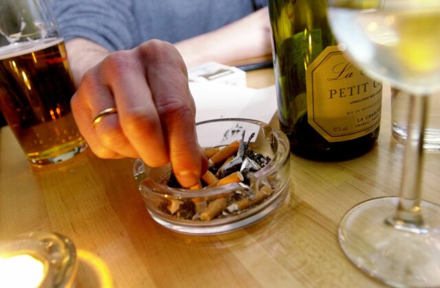 KAN BLI KRØLL: Enten du drikker øl før vin, eller vin før øl, kan det uansett bli krøll dagen derpå. Thomas Bjørnflaten / NTB Scanpix KAN BLI KRØLL: Enten du drikker øl før vin, eller vin før øl, kan det uansett bli krøll dagen derpå.