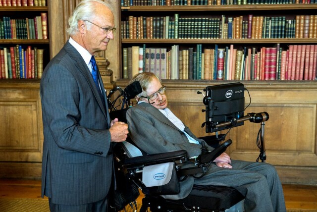 Fysiker Stephen Hawking besøkte den svenske kongen på slottet i Stockholm i 2015. Foto: NTB-Scanpix Fysiker Stephen Hawking besøkte den svenske kongen på slottet i Stockholm i 2015.