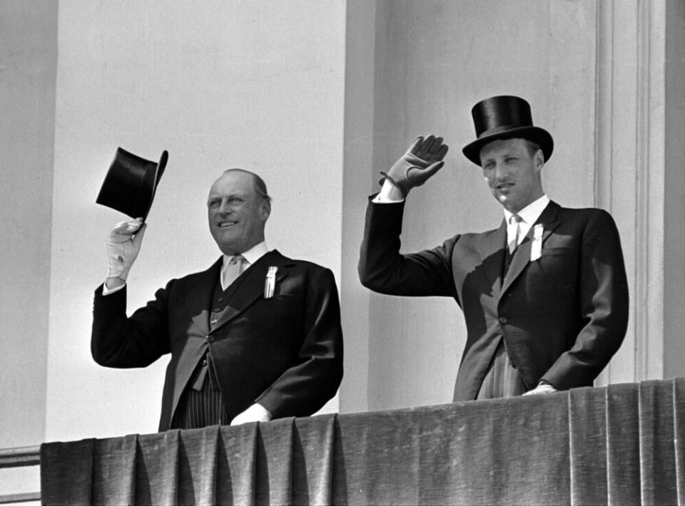Kong Olav V og kronprins Harald på Slottsbalkongen 17. mai i 1966. Kong Olav V ble født i Storbritannia og var sønn av Kong Haakon VII (født i Danmark, sønn av kong Frederik VIII av Danmark og dronning Louise av Danmark - tidligere prinsesse av Sverige-Norge) og dronning Maud (født i Storbritannia, datter av kong Edvard VII av Storbritannia og dronning Alexandra av Storbritannia). Foto: NTB / Scanpix Kong Olav V og kronprins Harald på Slottsbalkongen 17. mai i 1966. Kong Olav V ble født i Storbritannia og var sønn av Kong Haakon VII (født i Danmark, sønn av kong Frederik VIII av Danmark og dronning Louise av Danmark - tidligere prinsesse av Sverige-Norge) og dronning Maud (født i Storbritannia, datter av kong Edvard VII av Storbritannia og dronning Alexandra av Storbritannia).