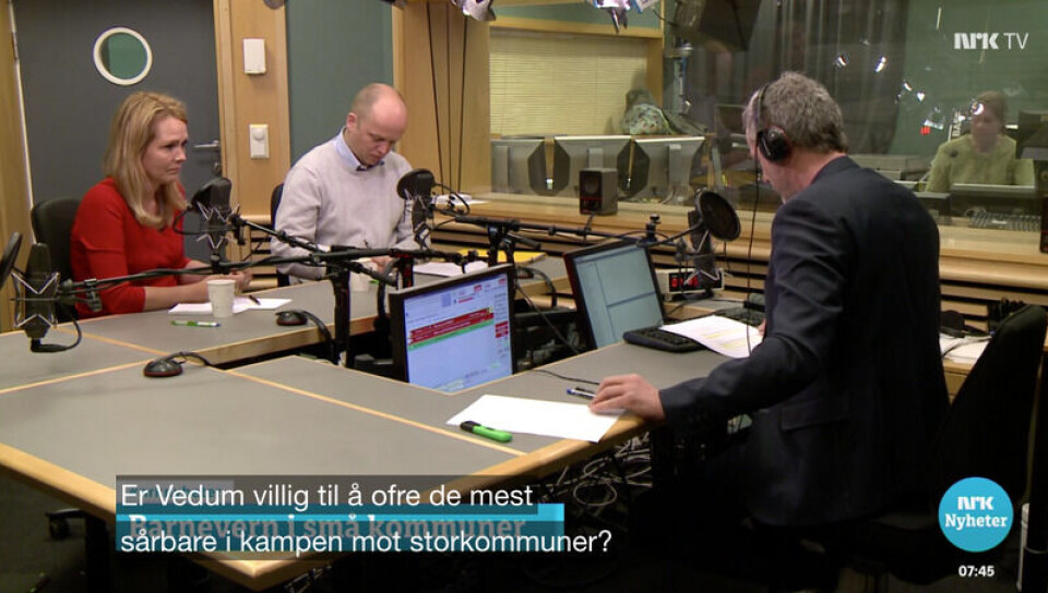 Barne- og likestillingsminister Linda Hofstad Helleland (H), Sp-leder Trygve Slagsvold Vedum og programleder Bjørn Myklebust i Politisk kvarter. Foto: Skjermdump/NRK.no. Barne- og likestillingsminister Linda Hofstad Helleland (H), Sp-leder Trygve Slagsvold Vedum og programleder Bjørn Myklebust i Politisk kvarter.