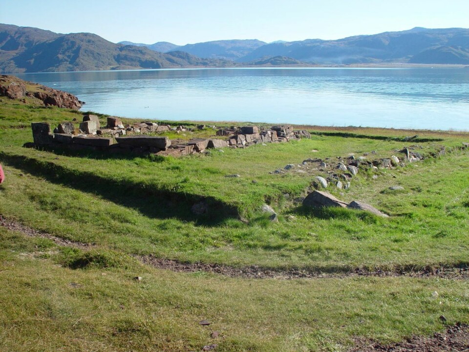 Hustufter ved Brattalid, som trolig var gården til Eirik Raude. De norrøne bosetningene levde på Grønland i 500 år. Foto: Rune S. Selbekk. Lisens: CC BY NC SA 3.0