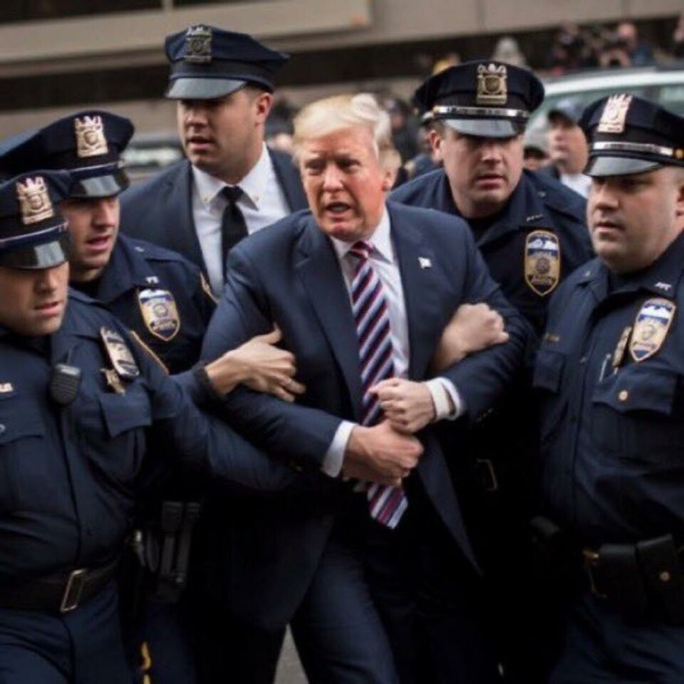 KI-generert bilde av Trump som blir tatt av politiet. Skjermbilde: Twitter KI-generert bilde der det ser ut som Trump blir arrestert.