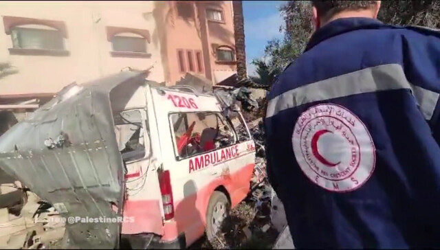 Faktisk Verifiserbar har verifisert videoen som Røde Halvmåne delte på X. Den viser en ødelagt ambulanse der angrepet skjedde, like ved Al-Aqsa sykehus i Deir al-Balah. Foto: Skjermbilde X. hovedbilde