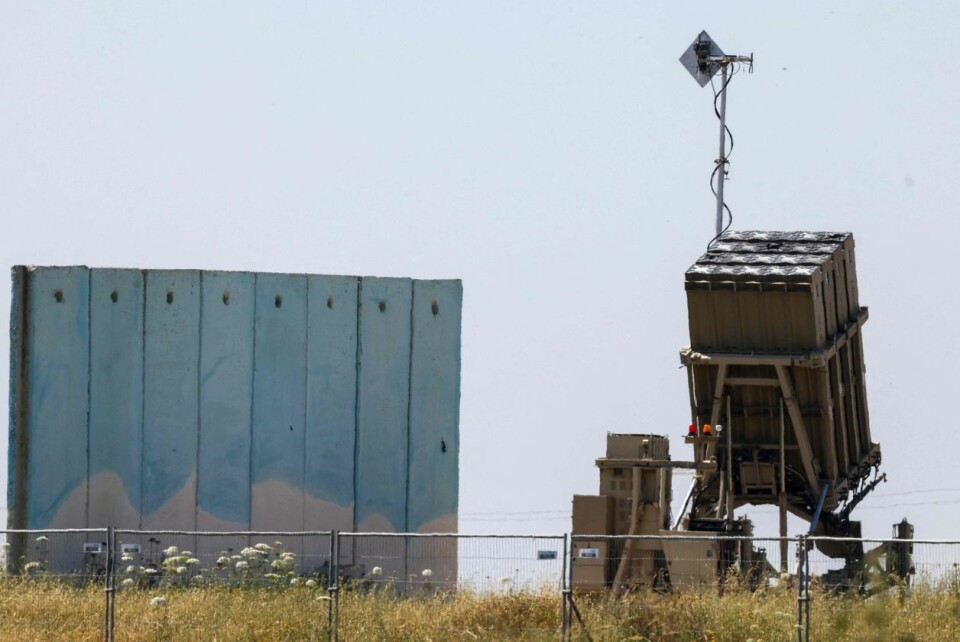 Dette bildet er tatt fra Israels sørlige grense mot Gazastripen den 17. april 2024 og viser et batteri av Israels Iron Dome luftforsvarssystem utplassert nær det palestinske territoriet. Foto: Jack Guez / AFP