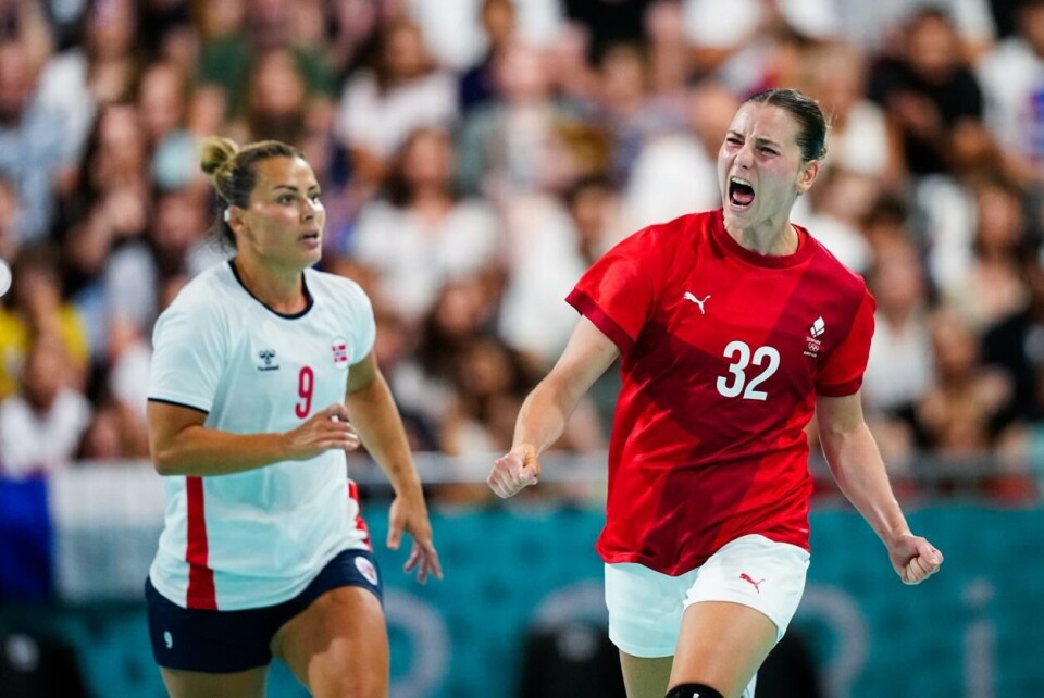 Norges Nora Mørk og Danmarks Mie Højlund under gruppespillet i håndball for kvinner mellom Danmark og Norge. Foto: Beate Oma Dahle / NTB