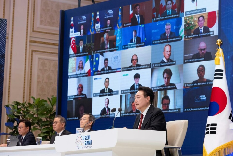 Toppledere og ledere for de største KI-selskapene var samlet både digitalt og fysisk under KI-toppmøtet i Seoul 21. til 22. mai 2024. Foto: NTB / AP