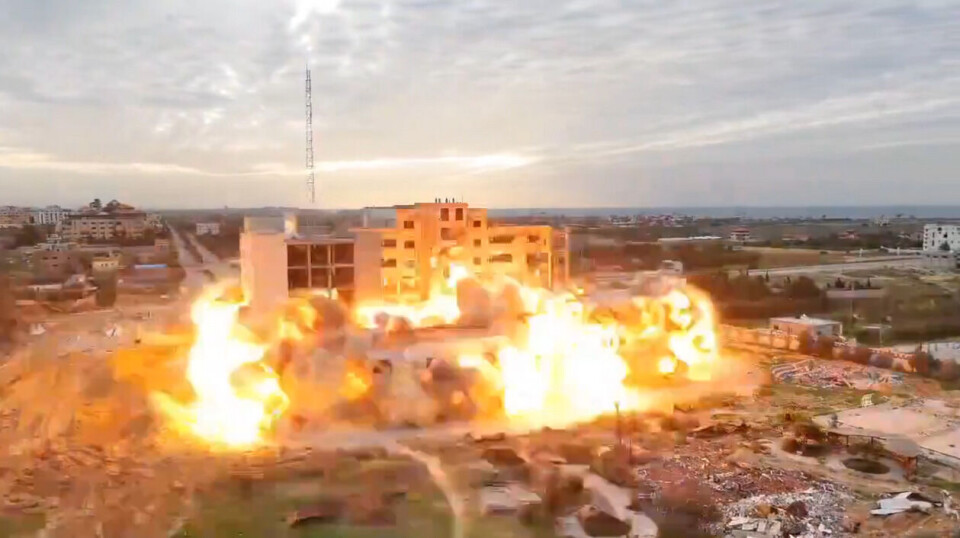 Bilder som viste dette bygget bli sprengt spredte seg på sosiale plattformer siste halvdel av januar. Faktisk Verifiserbar verifiserte at det dreide seg om Israa-universitetet sør for Gaza by. Foto: Skjermdump fra Israa Universitetet / Facebook