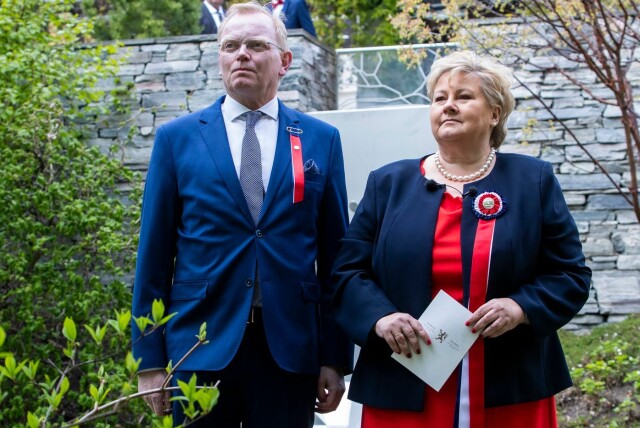 Sindre Finnes og Erna Solberg feiret 17. mai 2020 i statsministerboligens hage. To måneder i forkant skal han, ifølge NRK, ha dumpet aksjer da Solberg stengte landet. Foto: Terje Pedersen / NTB hovedbilde