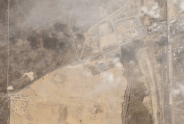 Dette satellittbildet fra 9. mars viser en kø av biler på egyptisk side på vei inn mot grenseovergangen Rafah. Køen er over 1,5 kilometer lang, viser målinger gjort i Google Earth. Foto: Planet Labs PBC. hovedbilde